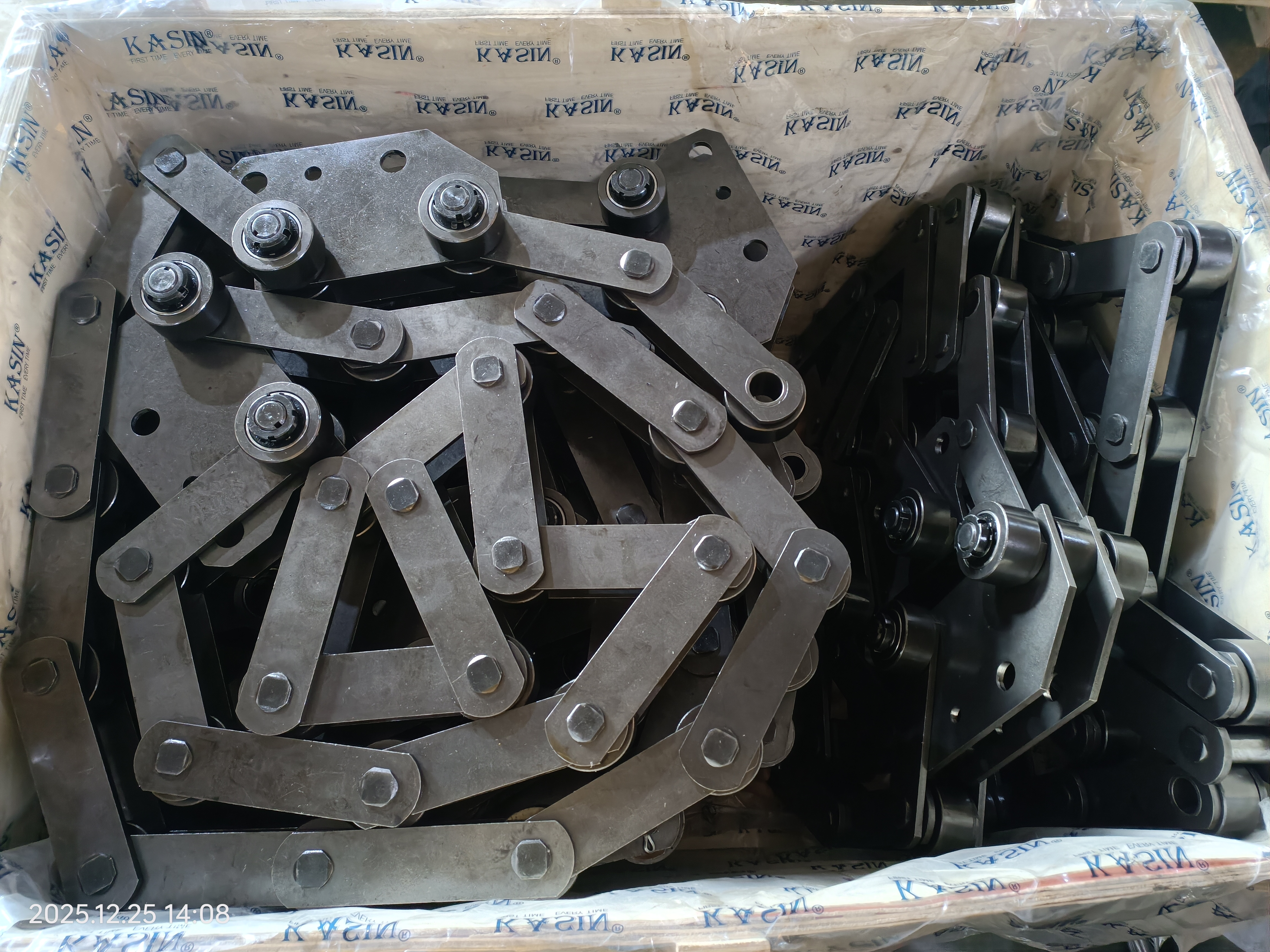 Caterpillar Drive Chain with Outboard Roller: Engineered for Strength & Smooth Operation