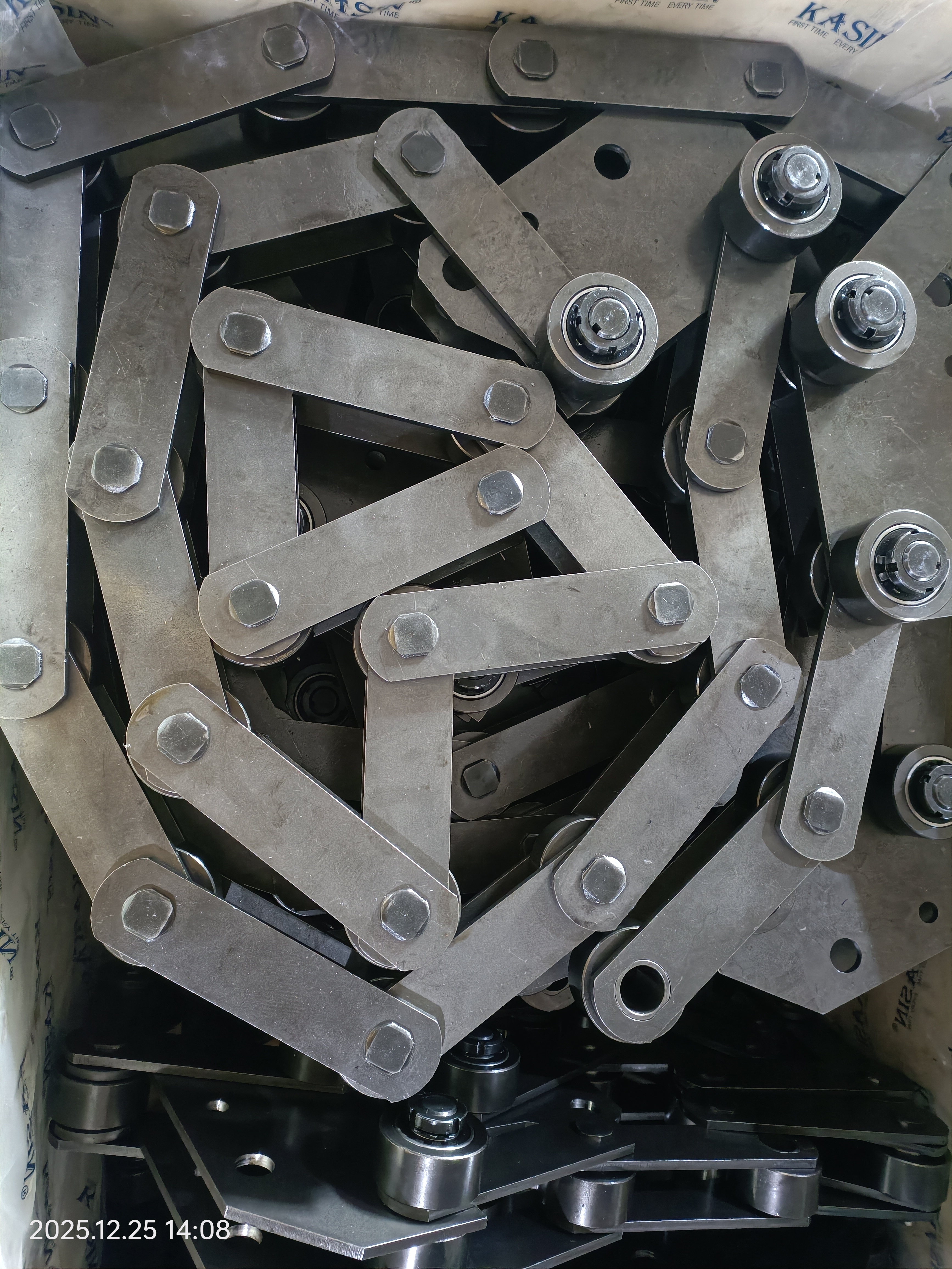 Caterpillar Drive Chain with Outboard Roller: Engineered for Strength & Smooth Operation