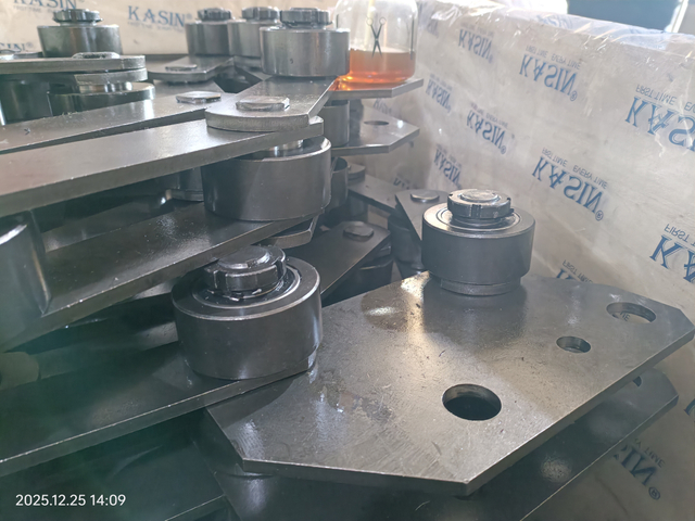 Caterpillar Drive Chain with Outboard Roller: Engineered for Strength & Smooth Operation