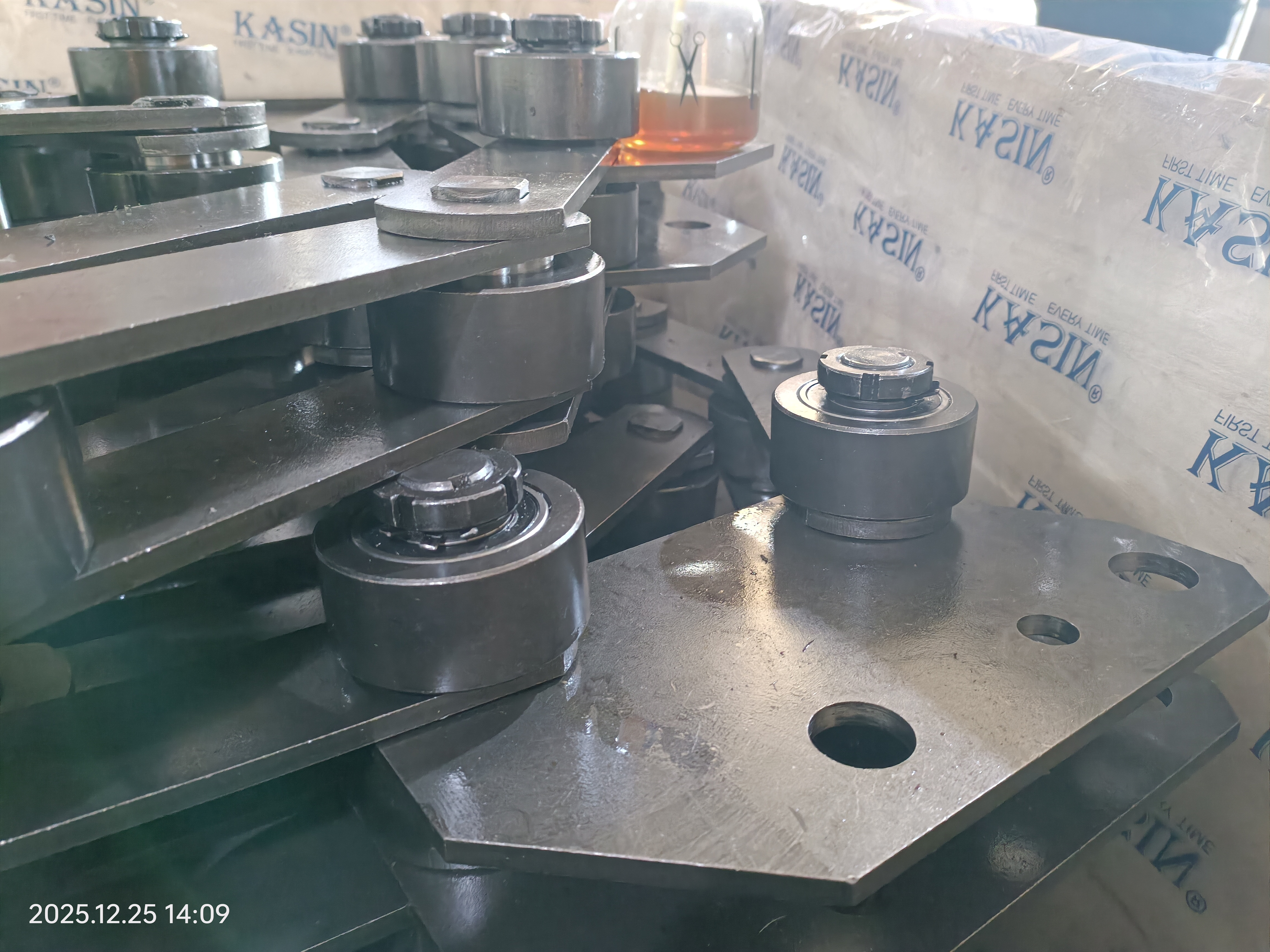 Caterpillar Drive Chain with Outboard Roller: Engineered for Strength & Smooth Operation